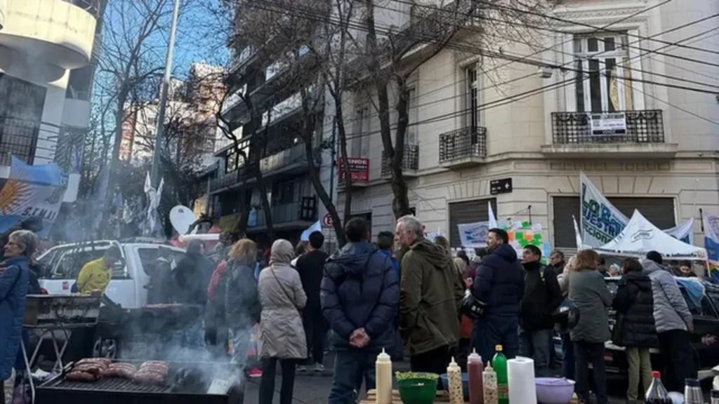 Militantes en la esquina de San José y Humberto Primo.