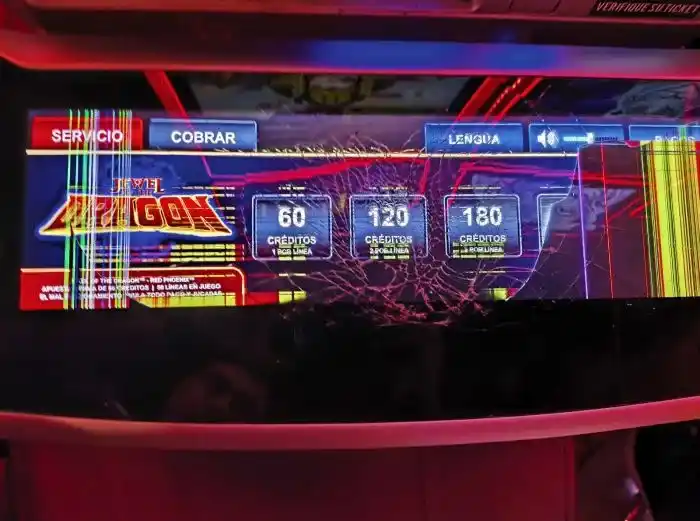 El hombre se enfureció con la maquina.