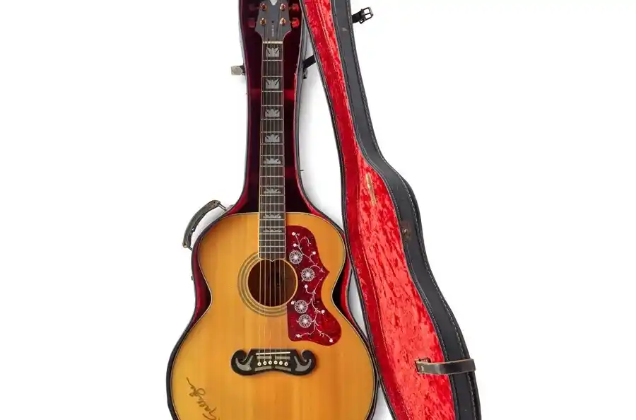 Sotheby’s remata la guitarra de Elvis Presley