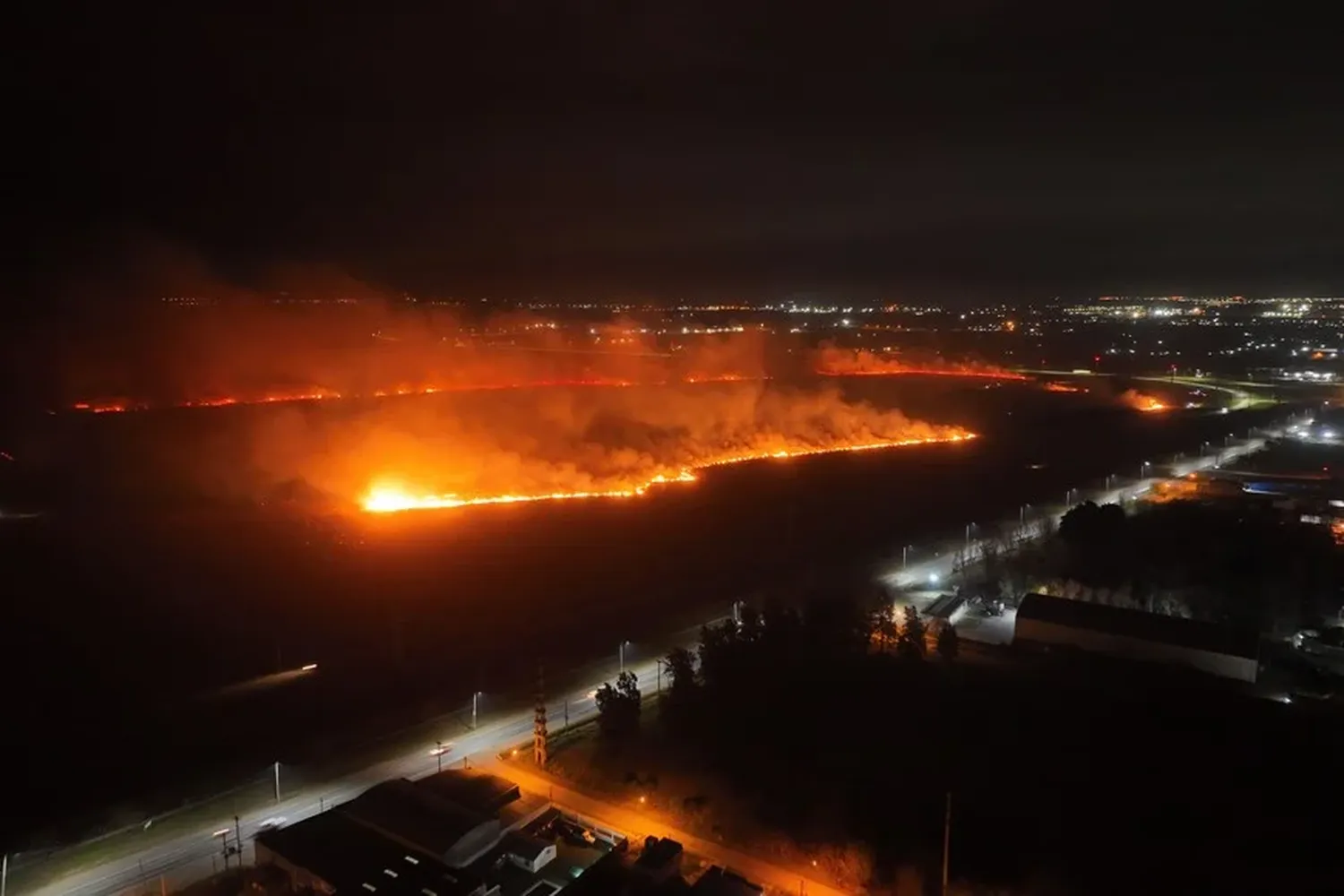 Tras el incendio que afectó al aeropuerto de Sauce Viejo se suspendieron vuelos y estará cerrado hasta el mediodía