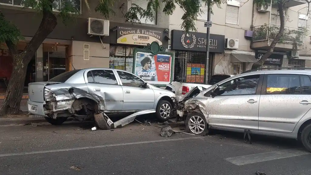 Se quedó dormido al volante y chocó contra dos autos