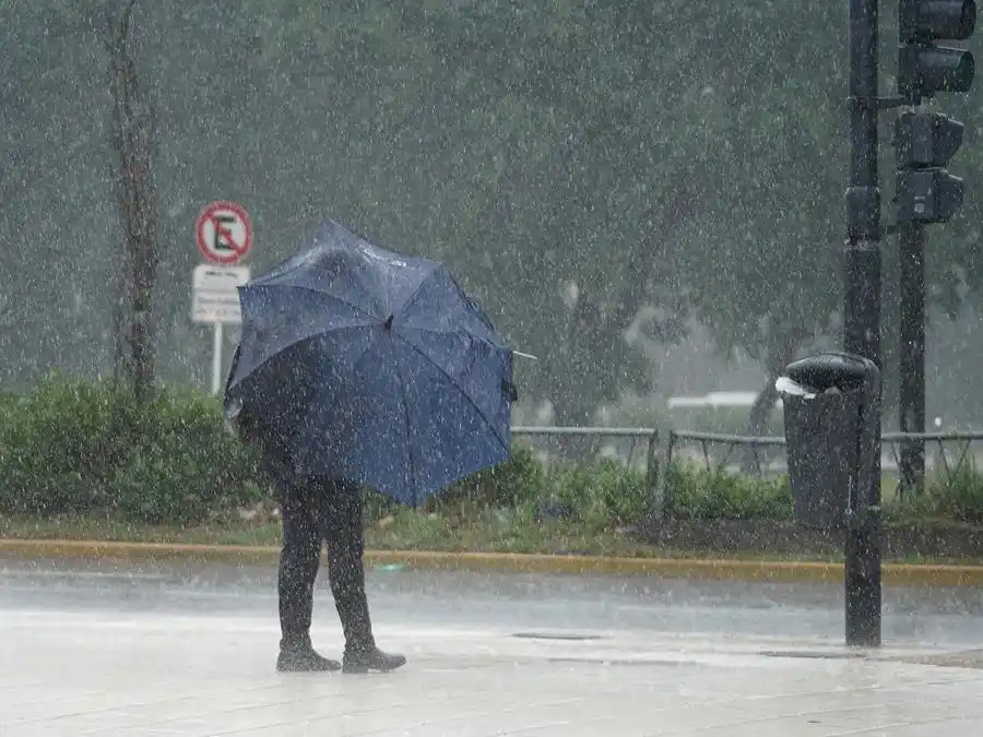 Alerta amarilla y naranja por tormentas y vientos fuertes