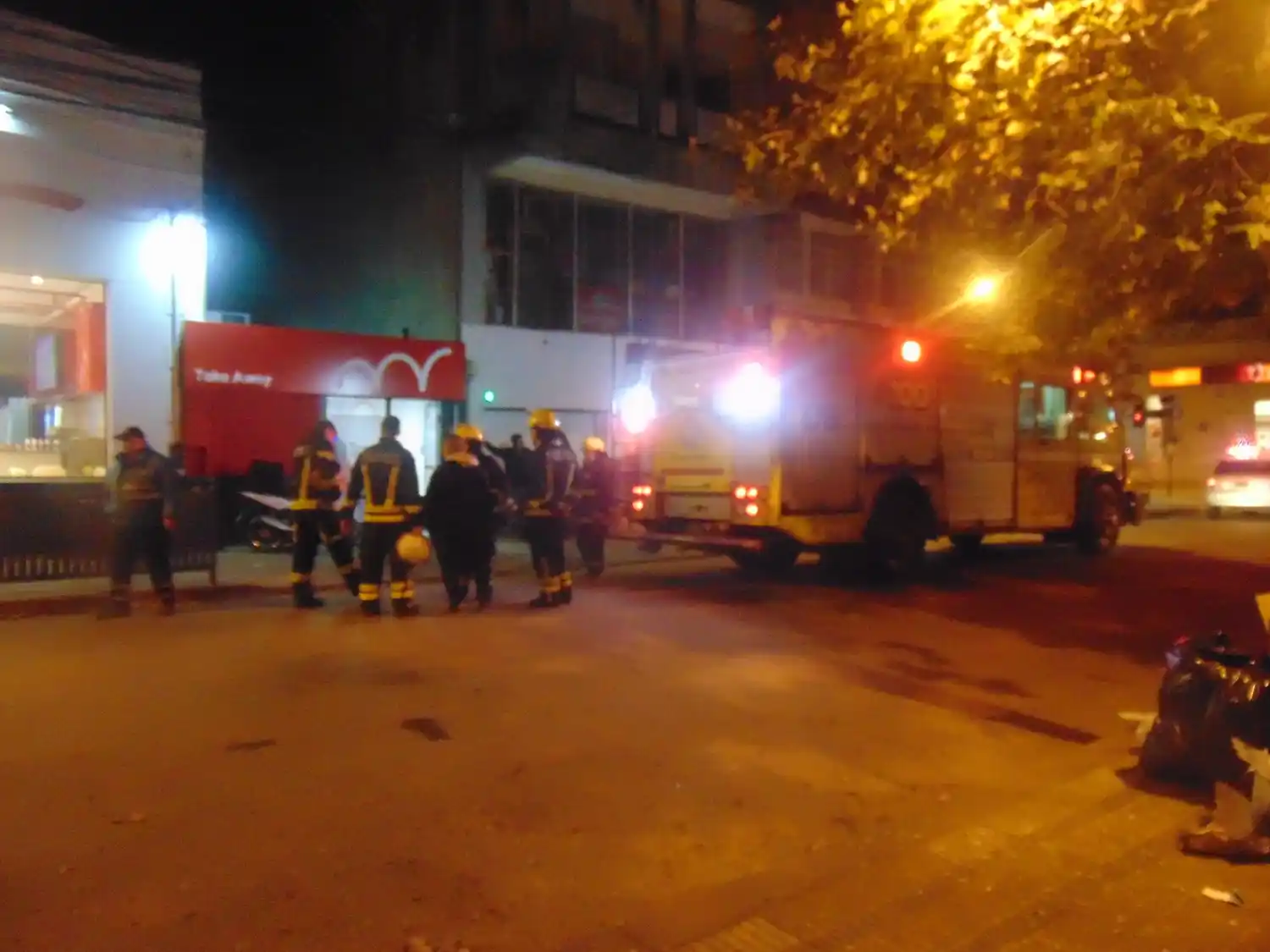 Los servidores públicos trabajaron rápidamente en el lugar.