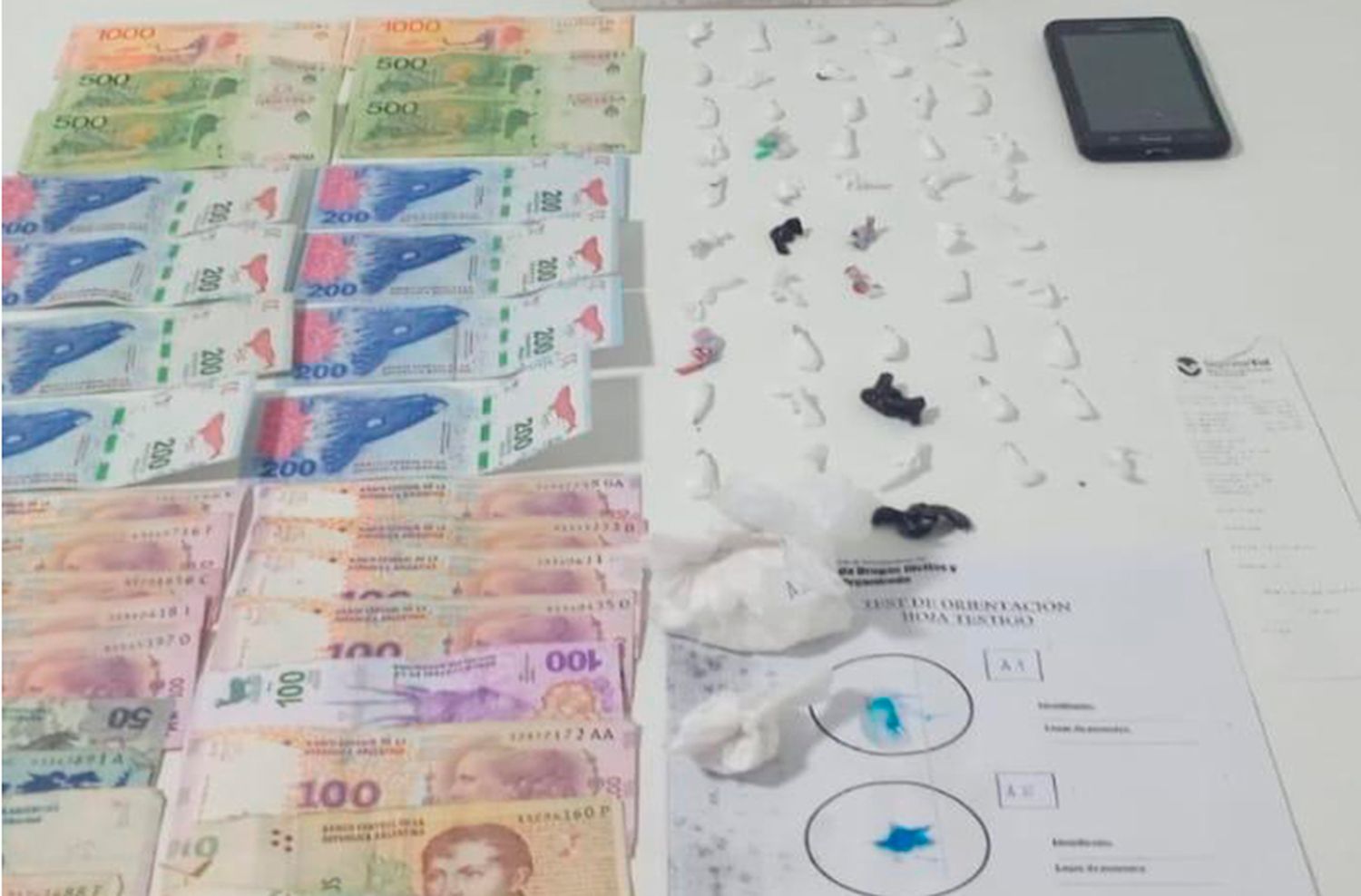 Borracho, llevaba drogas en su auto y dinero en efectivo