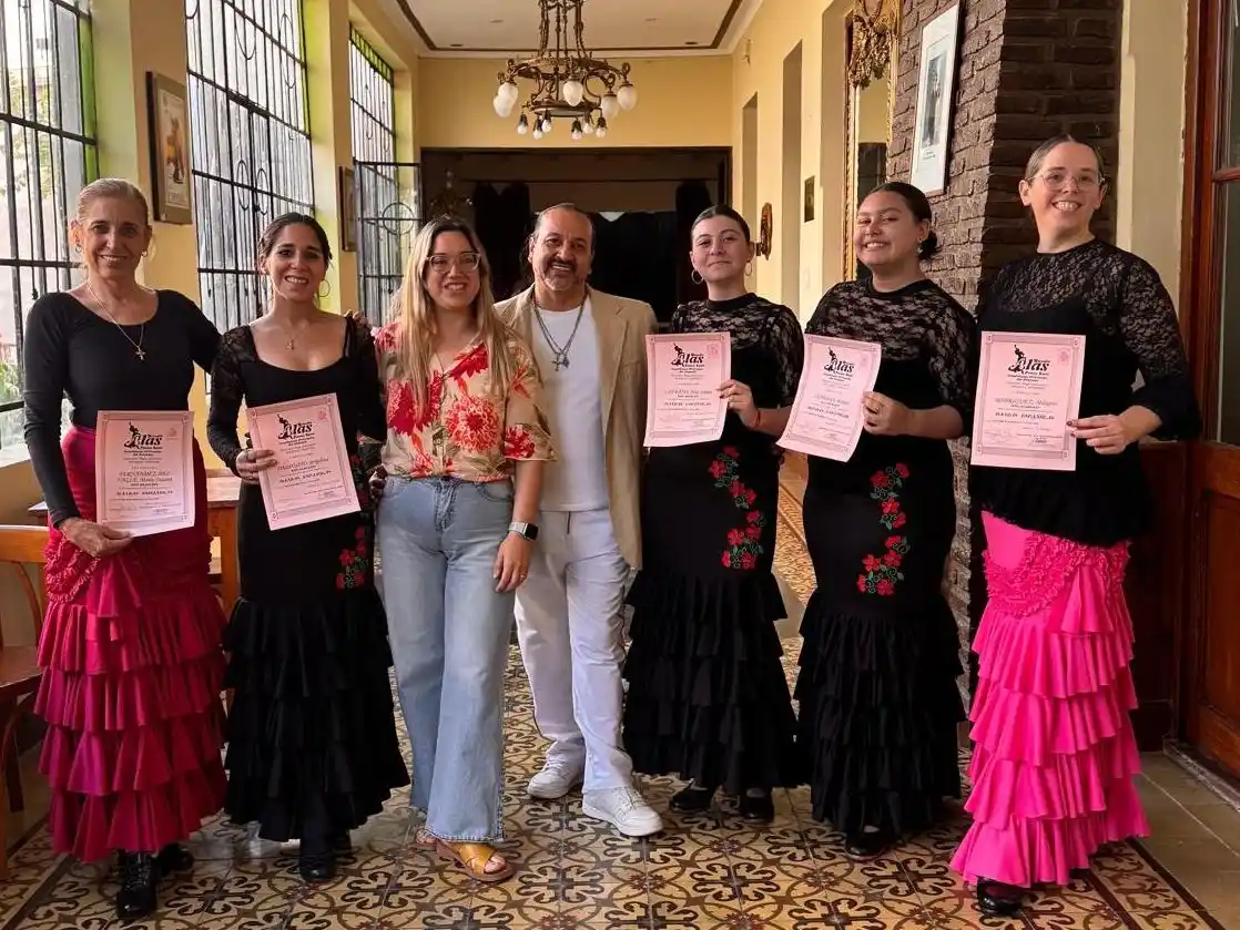 Las estudiantes y bailarinas de los grupos adultos y prejuvenil junto a los profesores Hugo Salvatierra y Gisela Príncipe posaron para la foto final con los respectivos diplomas