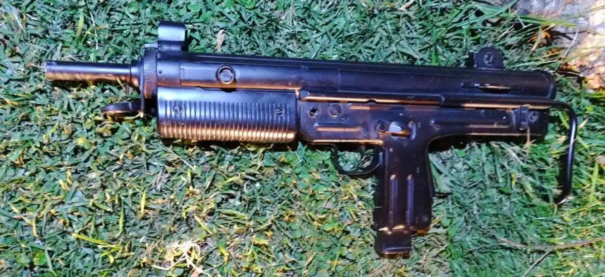 Cayó un delincuente armado con una ametralladora que intentó cometer una entradera