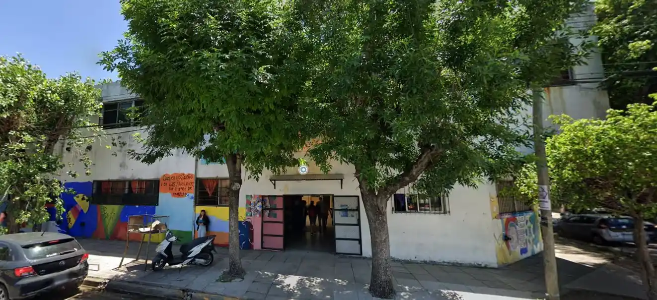 La directora pidió una restricción perimetral tanto para su domicilio como para la escuela.