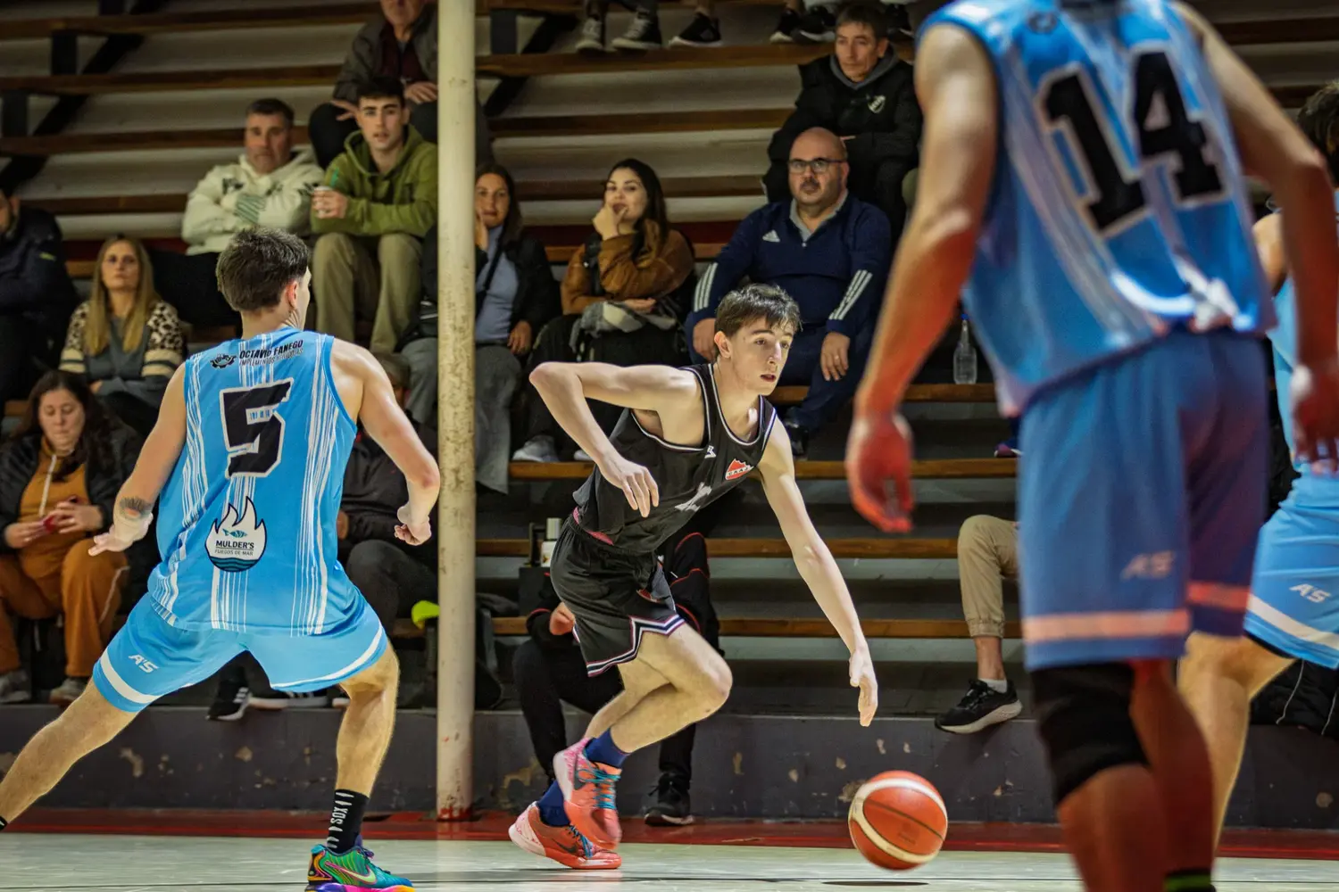 Onzari de Argentino pica la pelota superando la marca de Escujuri (5) (Foto: Ale Zygal)