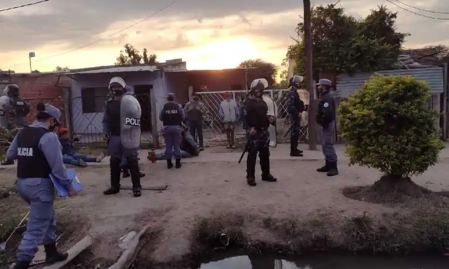 En ocho allanamientos, aprehenden a cinco personas y secuestran elementos contundentes