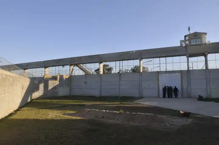 Insólita fuga de 3 presos en la cárcel de San Martín: Saltaron por el muro con una soga