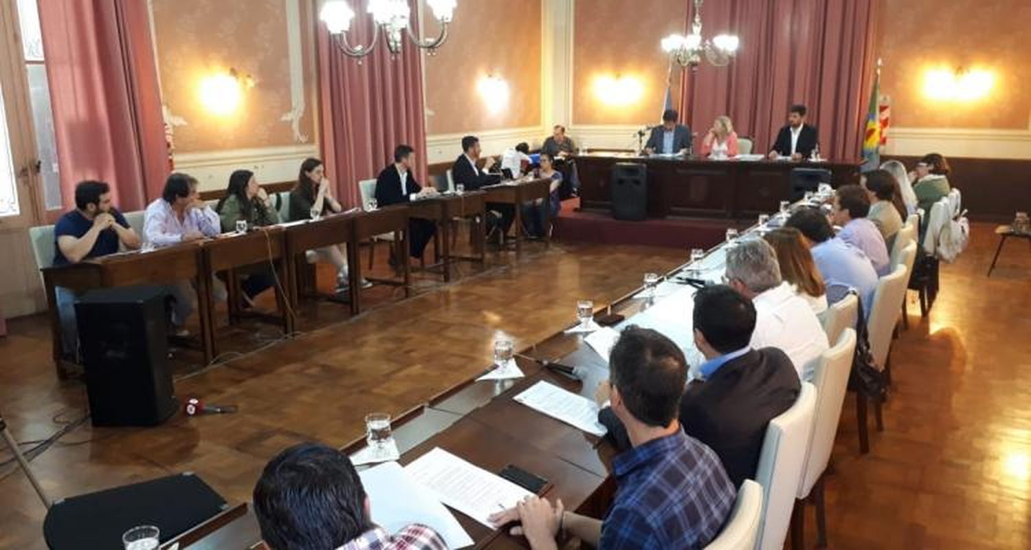 39 MILLONES: Es “un deber moral” que la política ajuste, le dijo el Centro de Comercio a los Concejales por sus sueldos