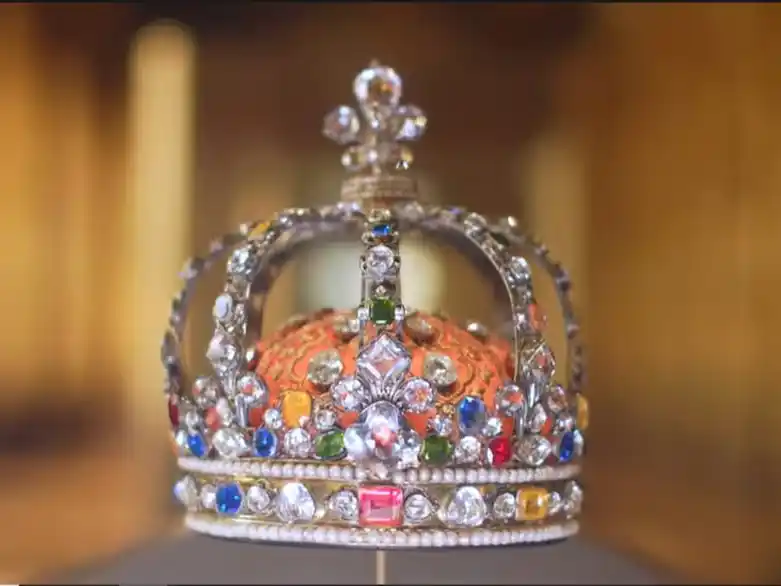 Una de las coronas expuesta en la galería de Apolo en el Museo del Louvre