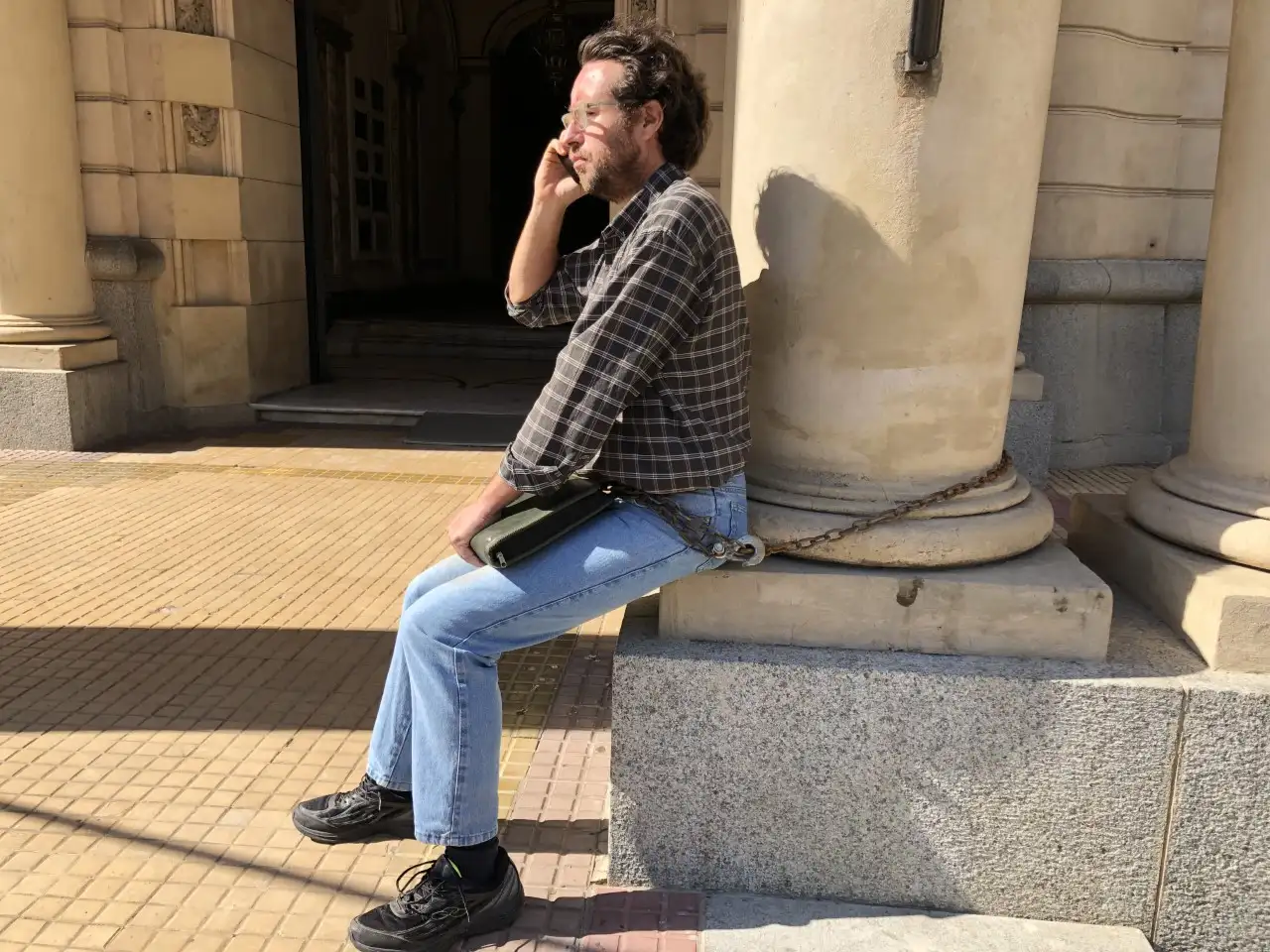 Luego de cinco horas, desde Municipalidad atendieron al vecino que se había encadenado