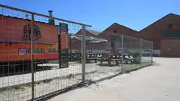 Colocaron un cerramiento de metal permanente alrededor de Los Galpones y el Paseo del Puerto