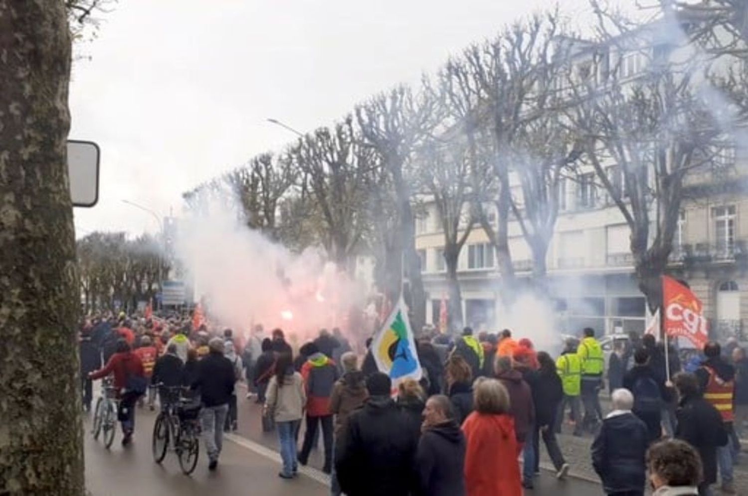 A horas de la decisión judicial sobre la reforma jubilatoria, Francia vive otra jornada de protestas