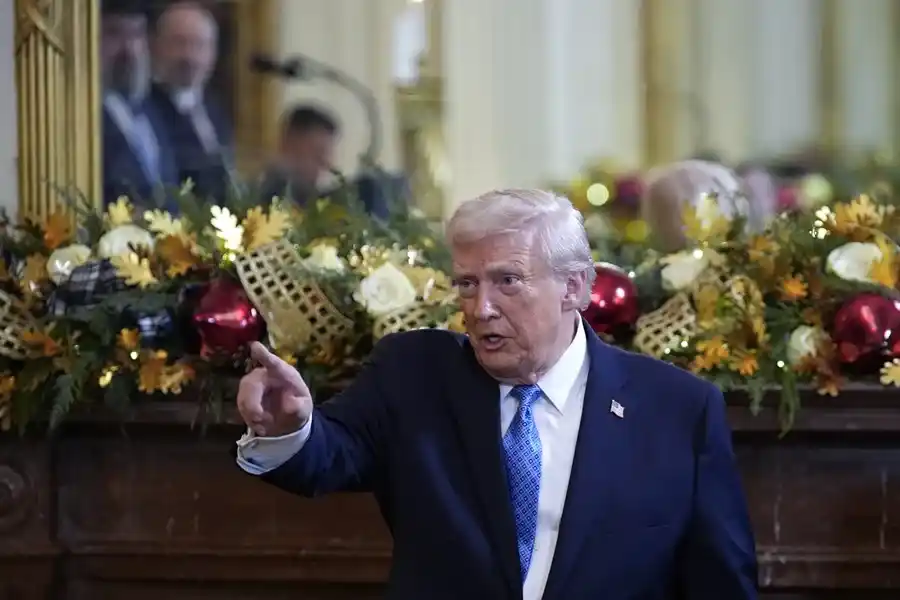 El presidente estadounidense, Donald Trump, participa en una recepción de Hanukkah en el Salón Este de la Casa Blanca en Washington- EFE