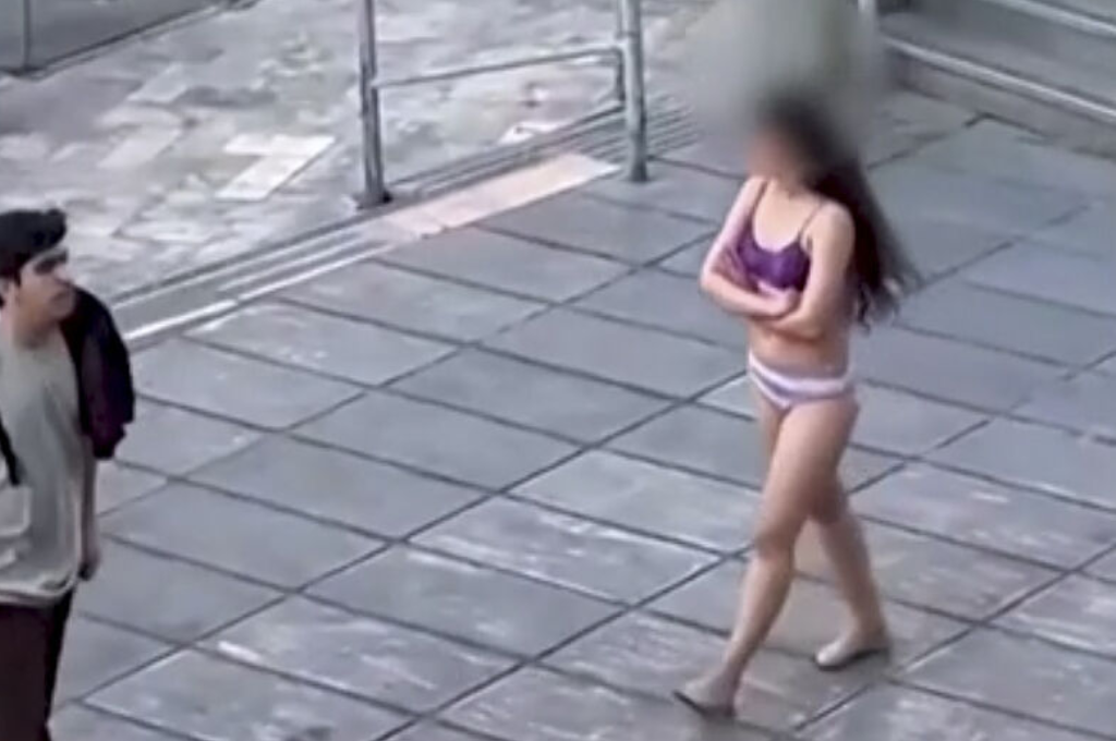 La estudiante se quitó la ropa y caminó por la calle en ropa interior