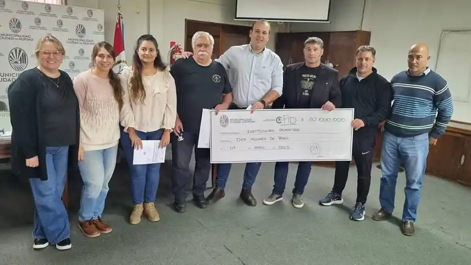 El intendente Lattanzi hizo entrega de los aportes a instituciones de la ciudad.