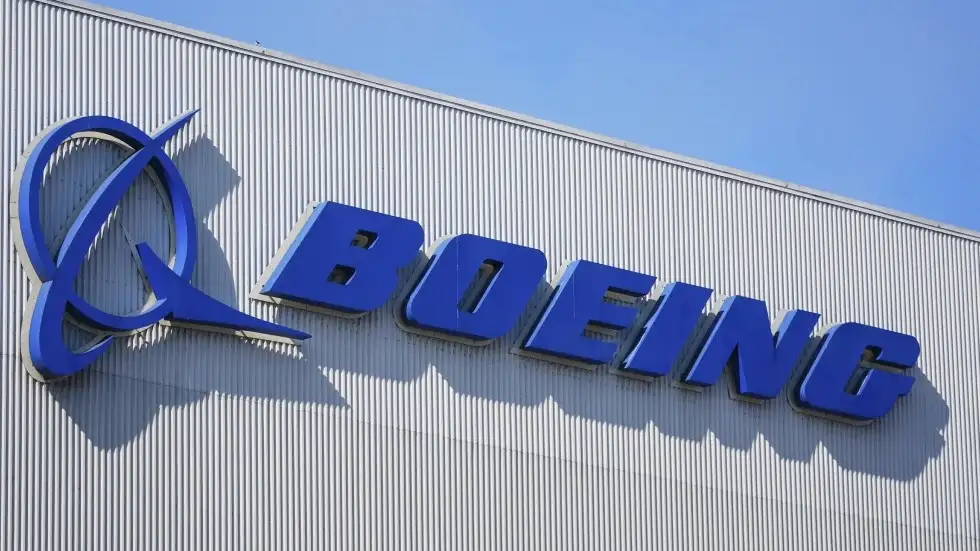Unos 3.200 trabajadores de Boeing iniciaron este lunes una huelga en Estados Unidos, tras rechazar un nuevo acuerdo laboral con la compañía. (Foto AP/Lindsey Wasson, archivo)