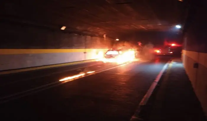 ¡AUTOPISTA LA GUAIRA! Se incendia un vehículo dentro del Boquerón I este #06Oct