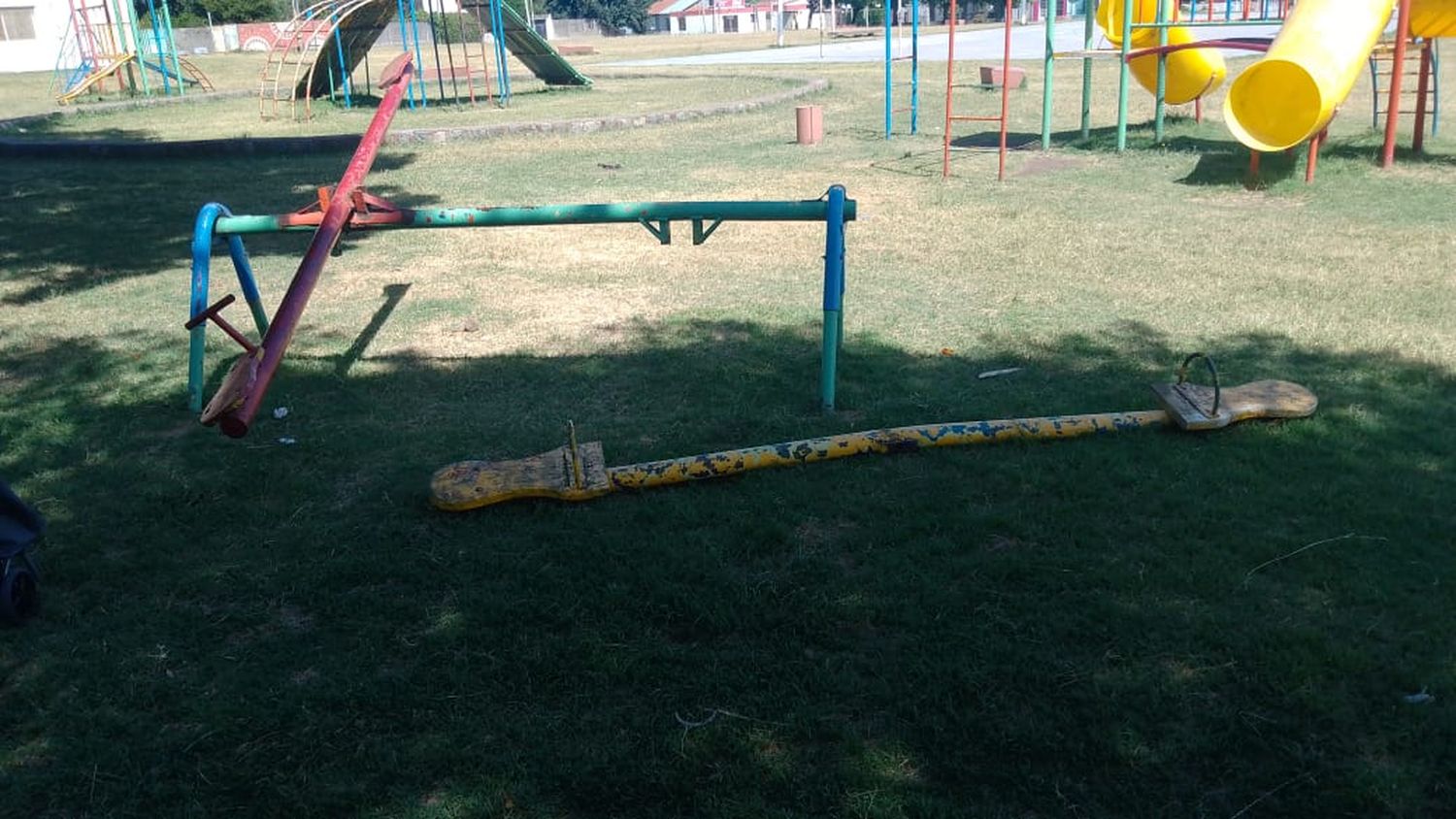 Vecinos del Barrio 25 de Mayo acusan abandono y un nulo control en la plaza barrial