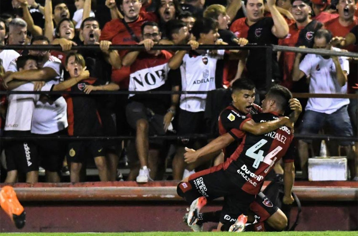 En el debut de Sanguinetti como entrenador, Newells le ganó con autoridad a Defensa y Justicia