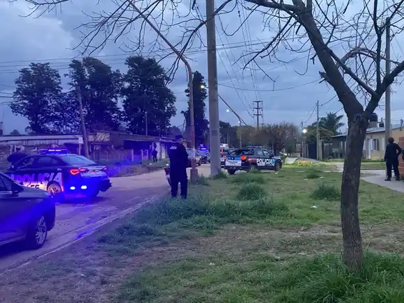 Santa Fe: un policía se atrincheró con su arma reglamentaria tras balear a su pareja y retener a su hija