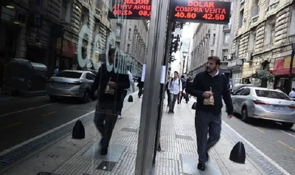 El dólar marcó nuevo récord y llegó a $ 43,67