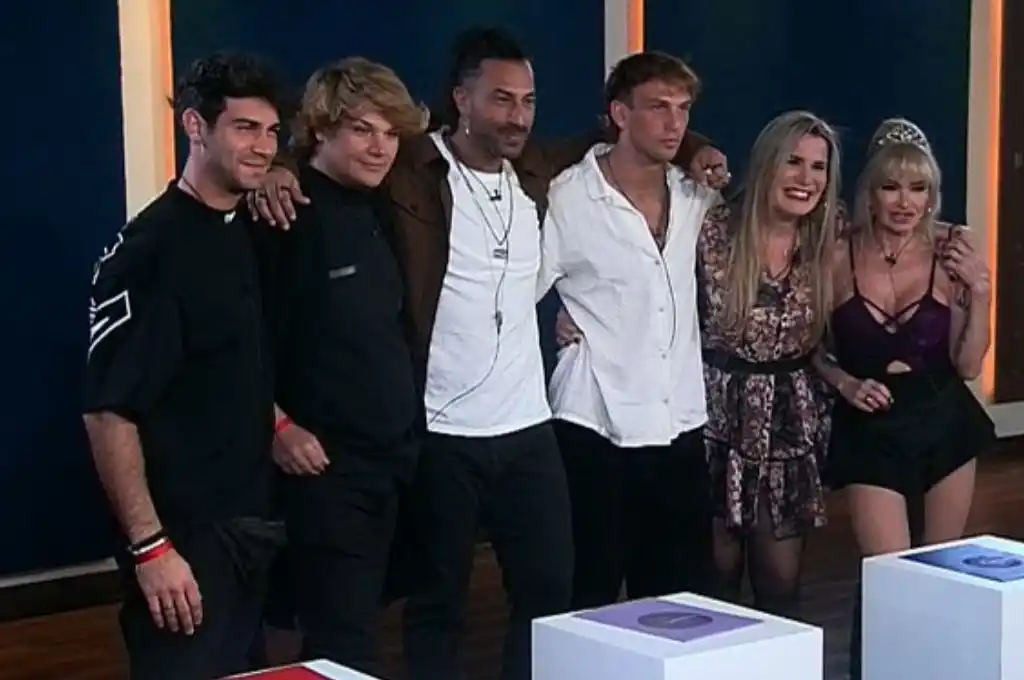 Los finalistas con sus excompañeros