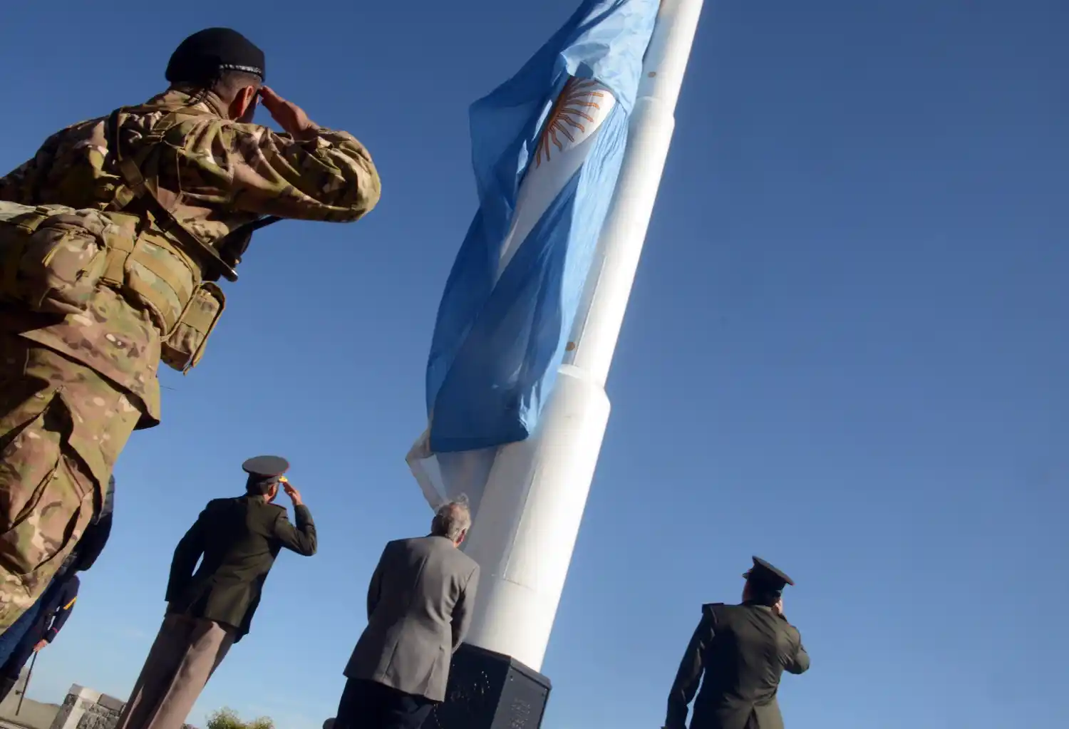 Mástil del Bicentenario: la Banda del Ejército se sumó a izar y arriar la bandera los fines de semana