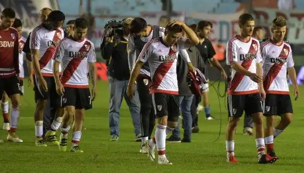 River ganaba cómodo, quedó con uno menos y Arsenal se lo empató