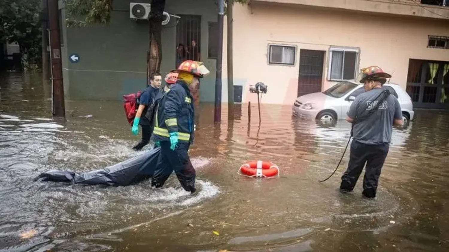 El cuerpo fue hallado flotando en medio de la calle.