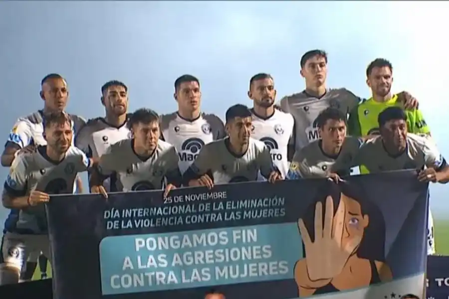 Sebastián Villa, condenado por violencia de género, posó con la bandera de "Ni Una Menos" en Córdoba