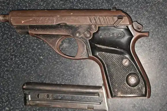 Trató de escapar de la policía, descartó una pistola y fue detenido en zona noroeste