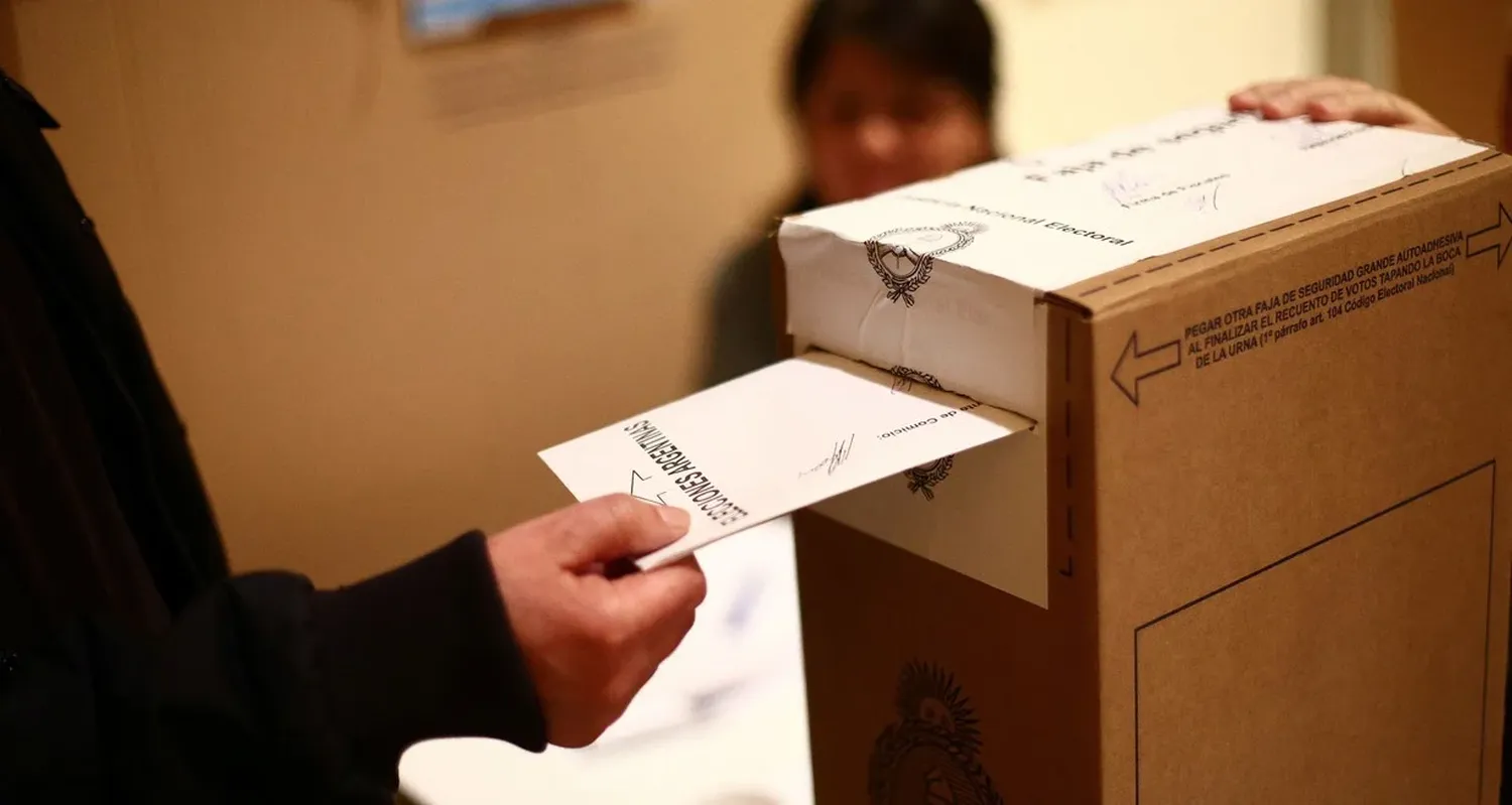 A cada mesa corresponden hasta 350 electores y electoras. Deben estar disponibles las boletas suficientes para cubrir esa cantidad de acuerdo a la norma electoral, que también asegura los fondos para su impresión. Crédito: Flavio Raina