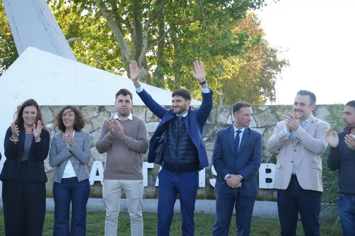 El gobernador estuvo acompañado de funcionarios y autoridades locales.