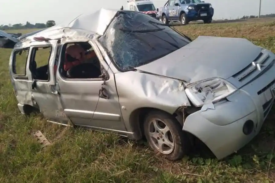 Hersilia: conductor de utilitario mordió la banquina provocando el vuelco del vehículo