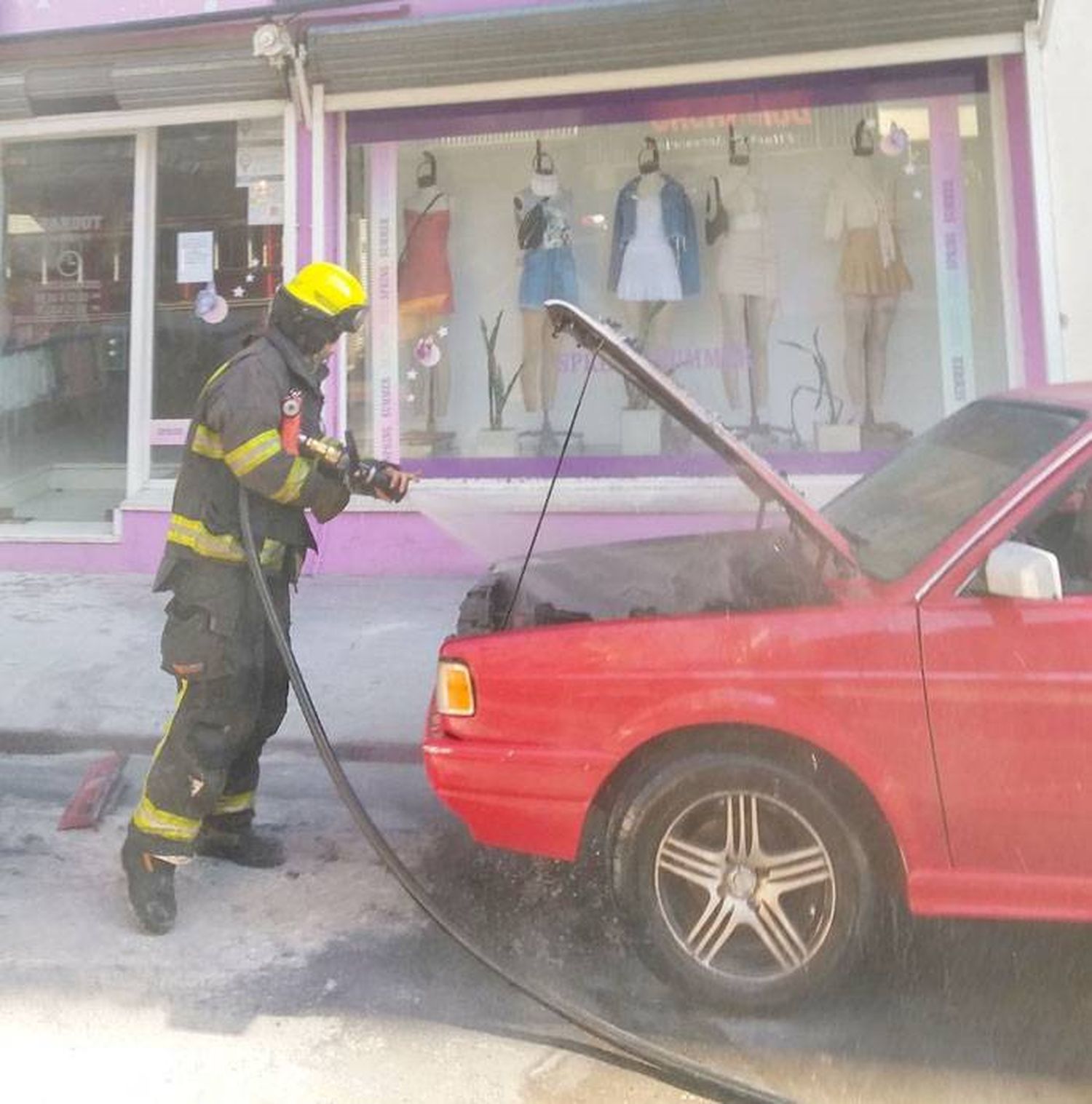 En horas de la mañana  de este  sábado,  un vehículo  se prendió fuego 