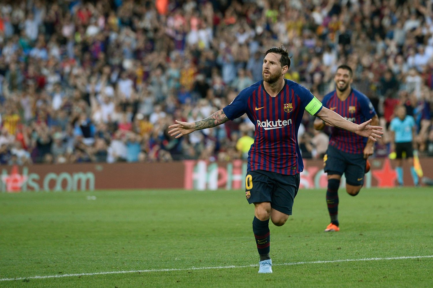 Un triplete de Messi en  el debut de Barcelona