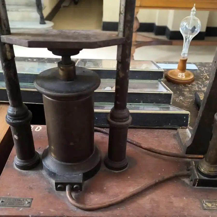 La Escuela Normal inauguró la muestra  “Aquel laboratorio de ayer”