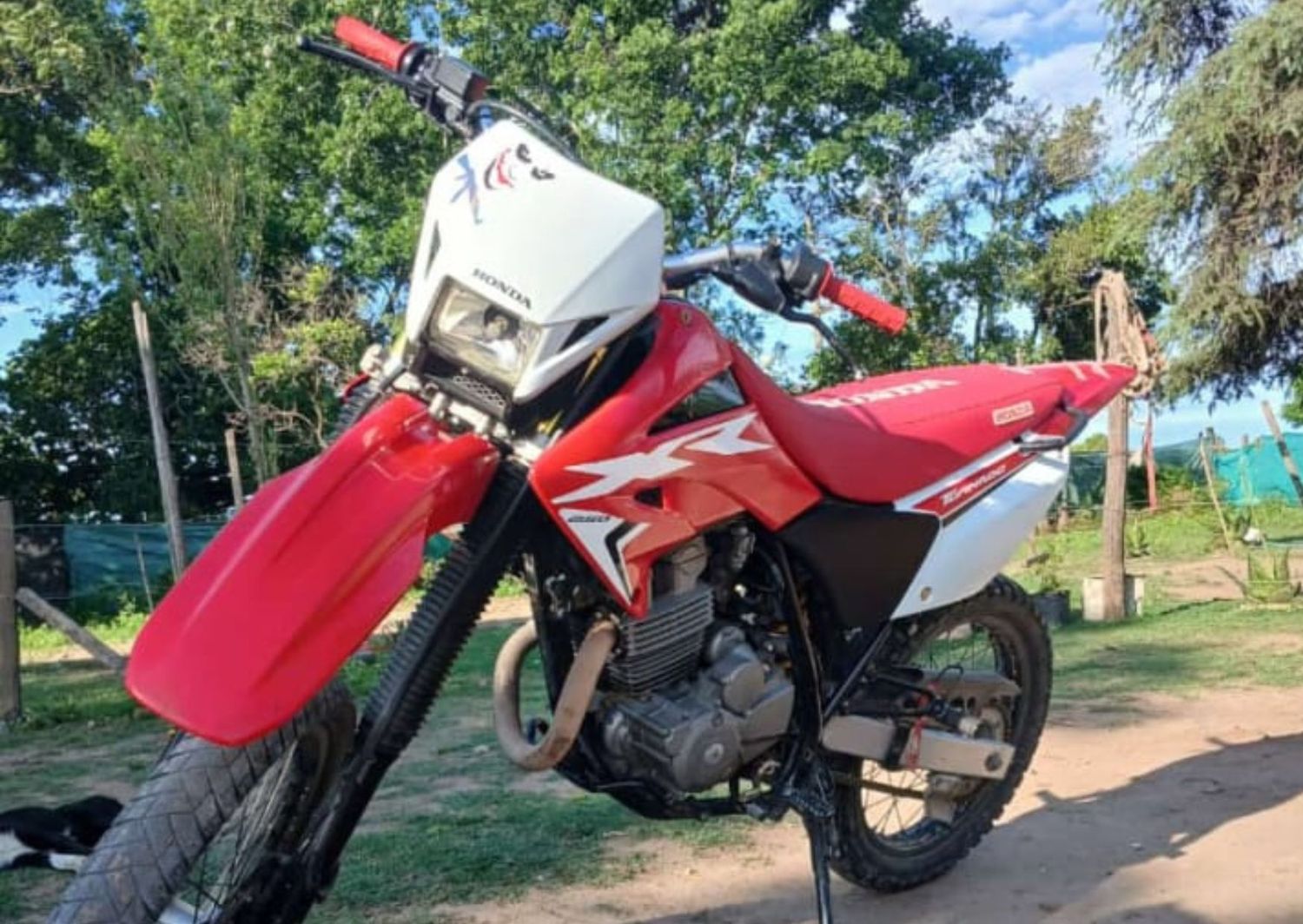 Dejó la moto afuera de la iglesia y se la robaron