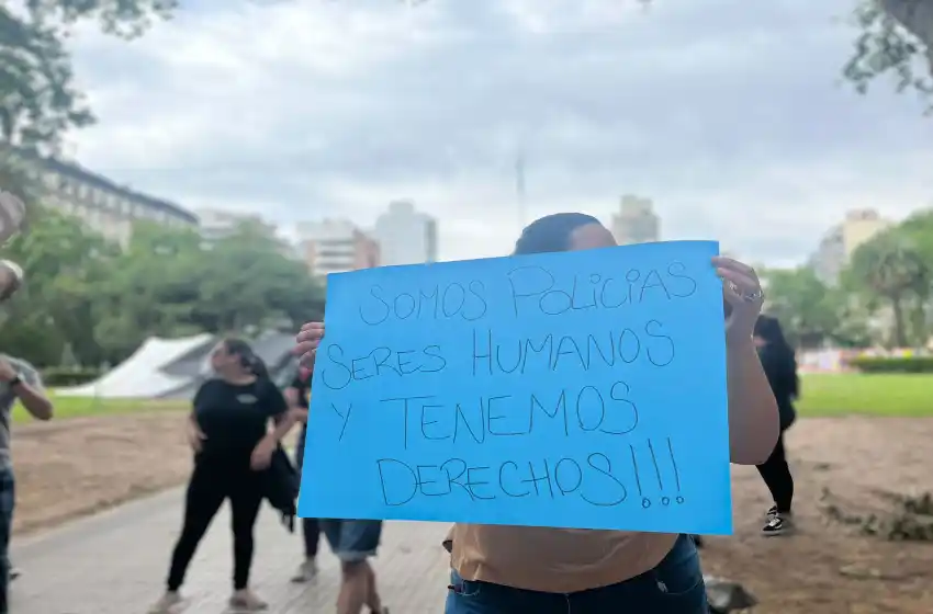 Tras el crimen del Provincial, policías protestaron frente a Gobernación: «Nos sentimos desprotegidos; las leyes rigen para los delincuentes»