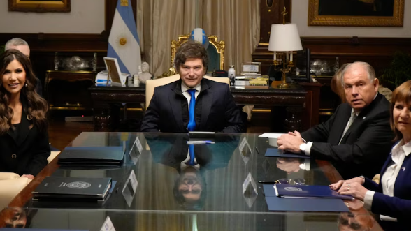 Milei se reunió con una funcionaria de EEUU y firmó una carta de intención para que los argentinos ya no necesiten visa