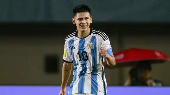 Manchester City sería el equipo con más chances de comprar a Claudio Echeverri