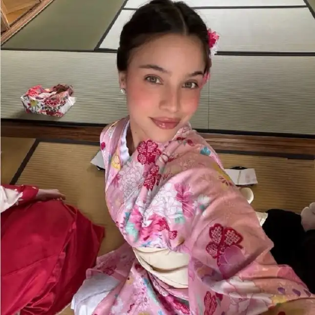 La reacción de Emilia Mernes al probar comida japonesa se volvió viral en redes