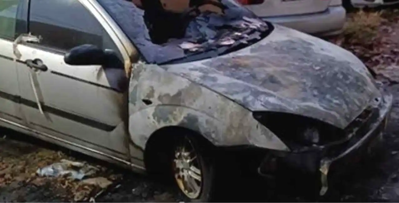 Inseguridad en Rosario: incendiaron un auto en la puerta de una comisaría