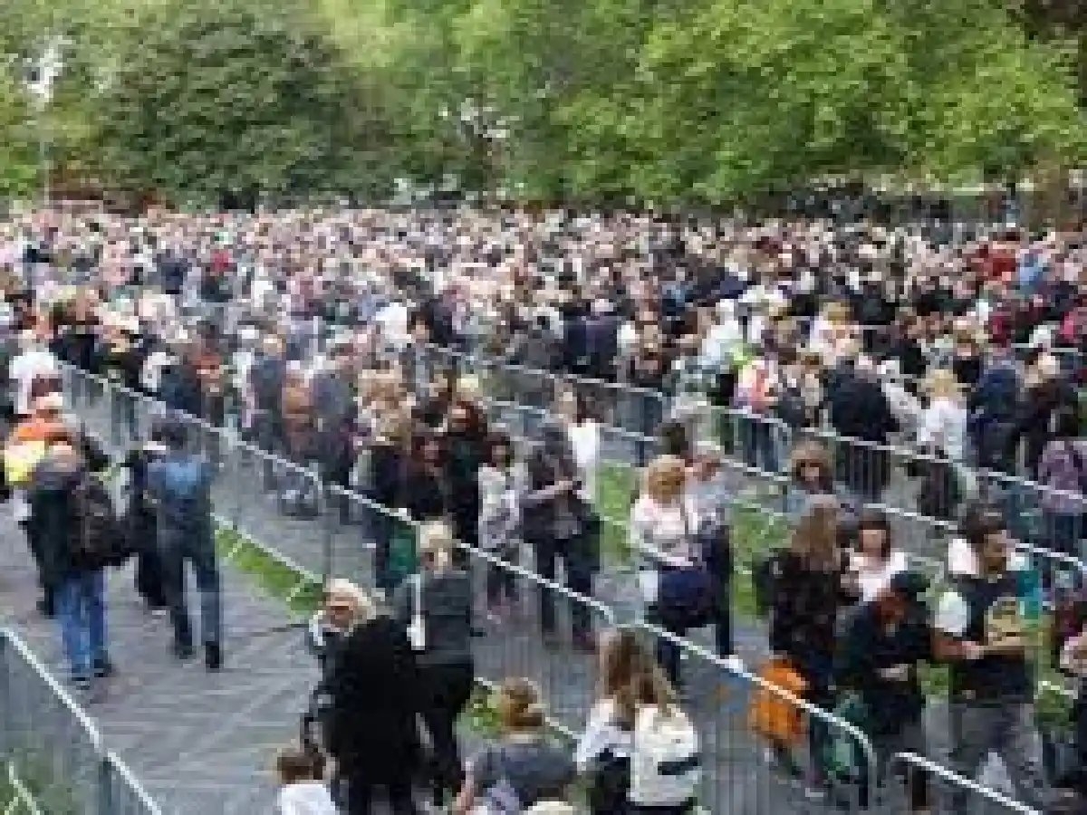 El rey Carlos visita Gales y miles forman filas para despedir a la reina muerta