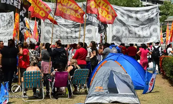 Acampe piquetero frente al Ministerio de Desarrollo Social en reclamo de más planes