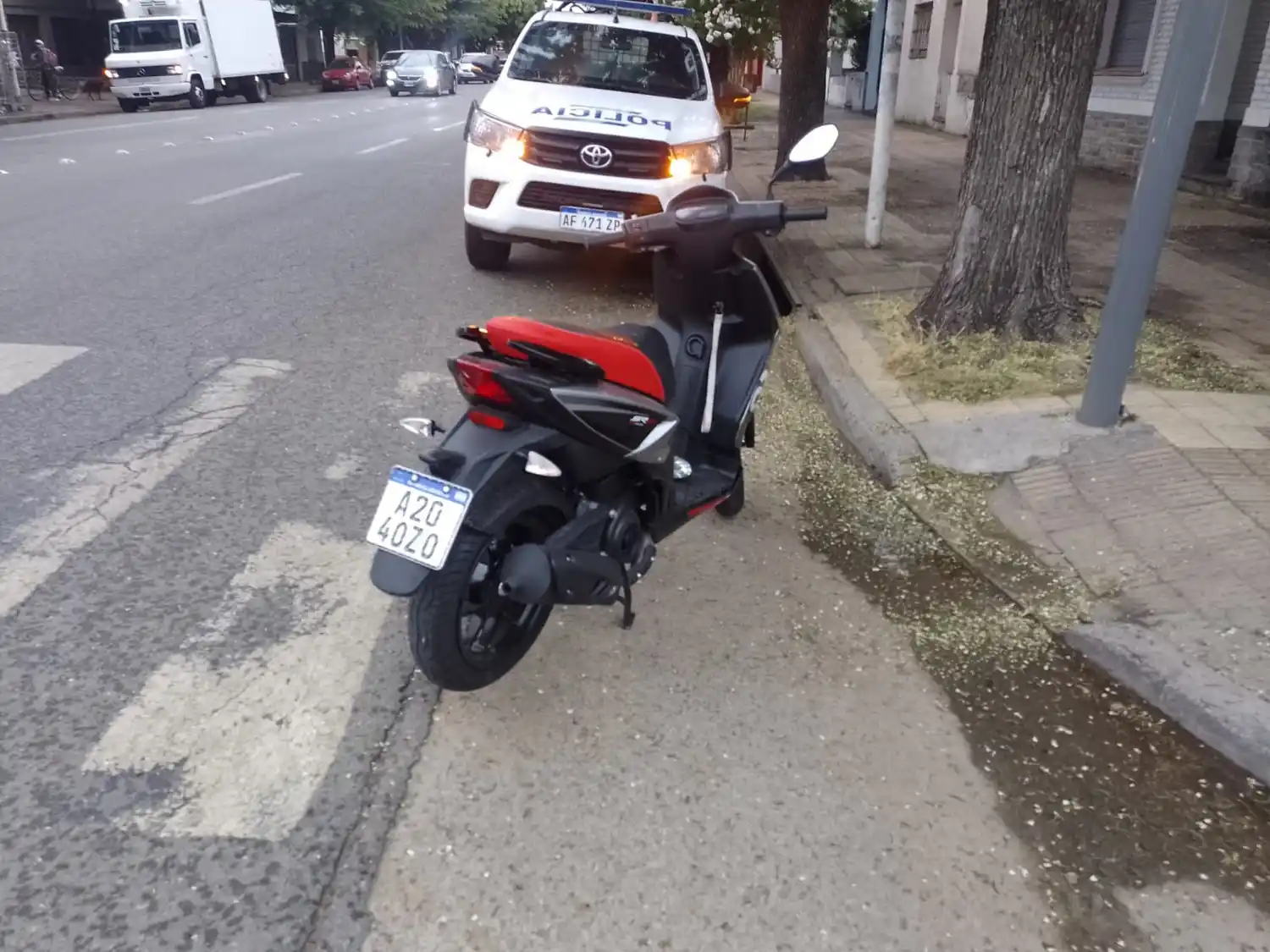 Un motociclista fue hospitalizado tras un accidente en Perón y Montevideo