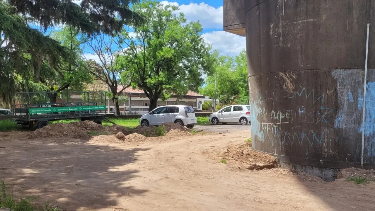 Pasaron cuatro años sin que funcione el tanque copa. Lo último fue habilitar una circulación de vehículos en el sector.